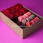 набор макарунов с розами