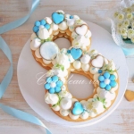 торт на 8 марта в форме восьмерки