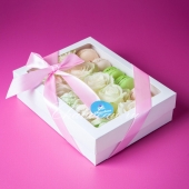 набор макаронс с белыми розами в подарочной упаковке