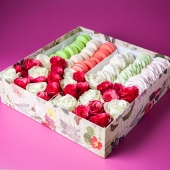 набор макаронс с цветами и зефиром