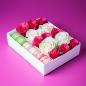 набор макаронс с красными и белыми розами