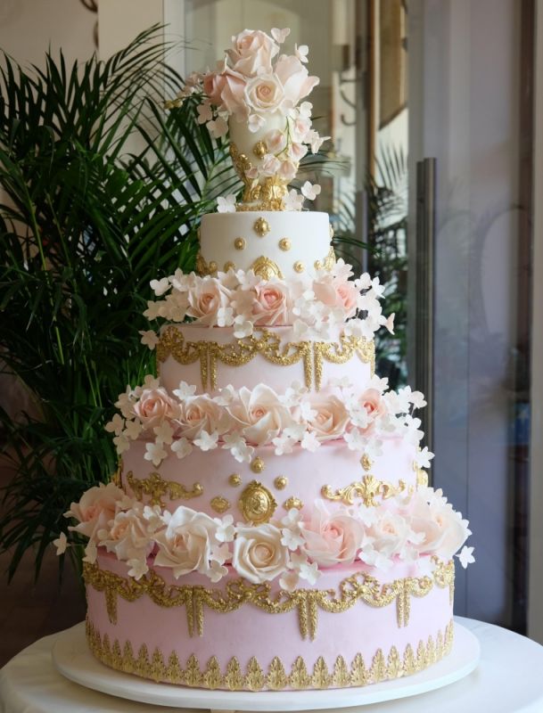 свадебный четырехъярусный торт с розами	