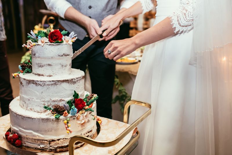 разрезание свадебного торта